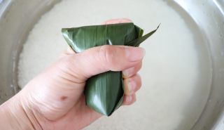 第11步(传统红枣粽和咸蛋黄肉粽的做法)