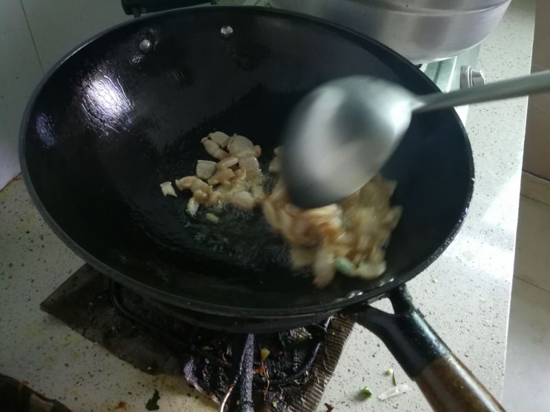 第4步(大蒜红椒小炒肉的做法)