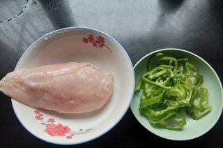 第1步(青椒炒鸡胸肉的做法)
