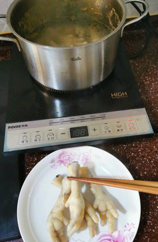 第3步(电饭煲卤鸡爪的做法)