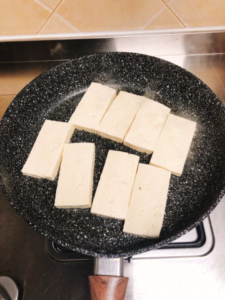 第1步(万能配菜：嫩嫩的五香卤豆腐的做法)
