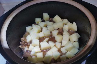 第7步(五花肉烧土豆的做法)