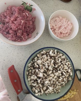 第1步(香菇酱肉包的做法)