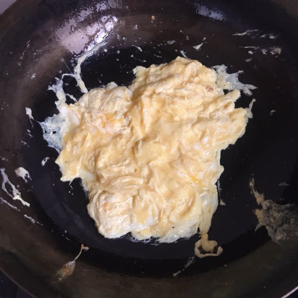 第2步(虾米炒蛋的做法)