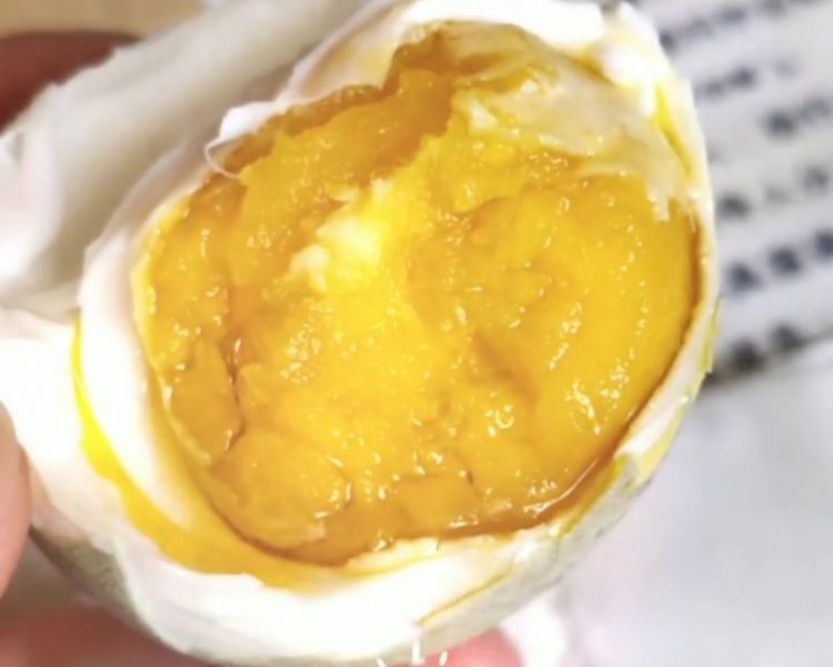 咸鸡蛋成品图