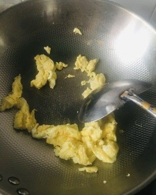 第4步(蒜苔炒鸡蛋的做法)