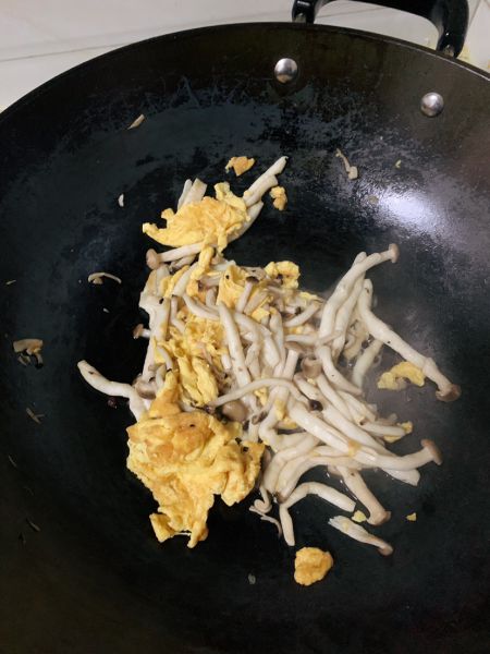 第2步(减脂晚餐蘑菇紫菜鸡蛋汤的做法)