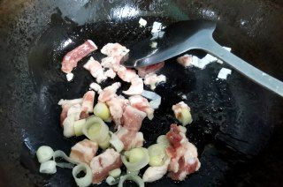 第4步(酸菜猪肉炖粉条的做法)