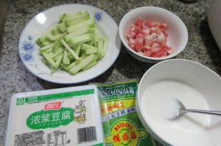 第1步(榨菜丝肉丝西葫芦豆腐羹的做法)
