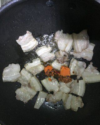 第3步(花菜回锅肉，肉香+菜香让你欲罢不能~的做法)