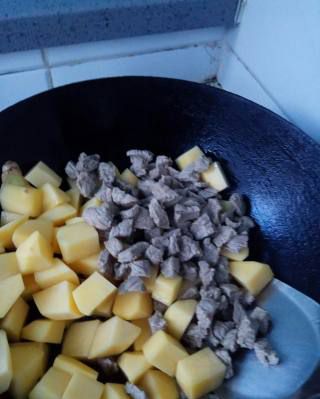 第4步(咖喱土豆炖牛肉的做法)
