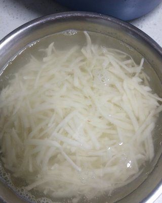第5步(酸菜豆腐烩土豆丝的做法)