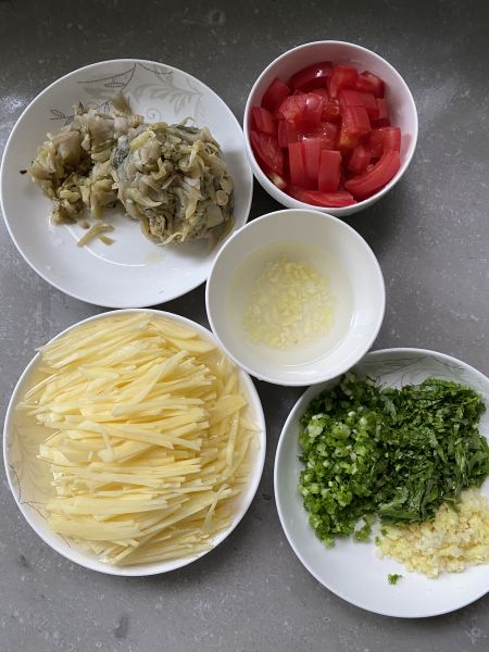 第1步(酸菜土豆丝面条的做法)