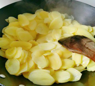 第5步(干煸土豆片的做法)