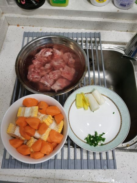 第1步(玉米萝卜排骨汤的做法)