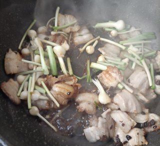 第11步(豉香薤白回锅肉的做法)
