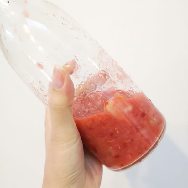 第6步(「网红饮品」草莓牛奶的做法)