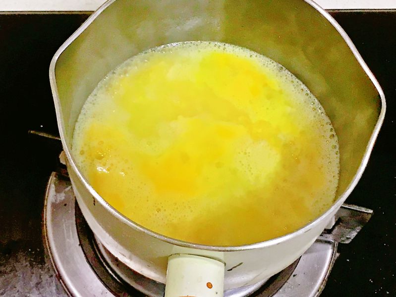 第4步(咸蛋黄鸡汁捞饭-太太乐鲜鸡汁的做法)