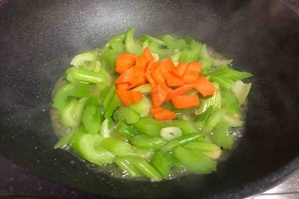 第7步(清炒芹菜，清淡又美味的家常菜的做法)