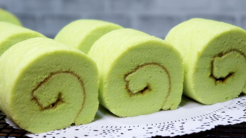 第2步(清爽的黄瓜味蛋糕卷，嫩绿的颜色，看着就凉快有食欲，可好吃了的做法)