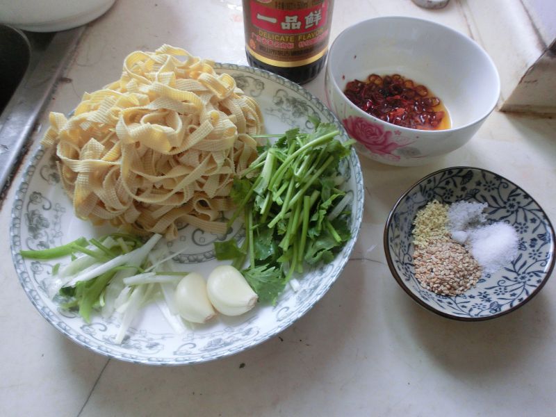第1步(炝拌干豆腐丝的做法)