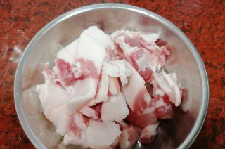 第2步(酸菜猪肉炖粉条的做法)