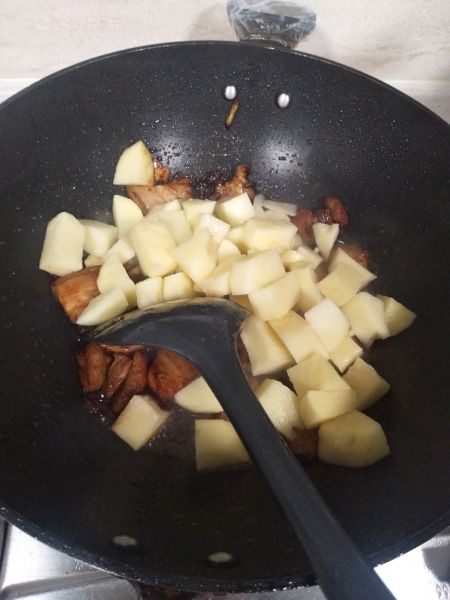 第3步(五花肉烧土豆的做法)