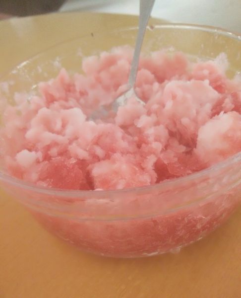 西瓜牛奶草莓冰沙成品图
