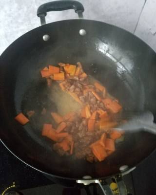 第5步(平菇胡萝卜炒肉的做法)