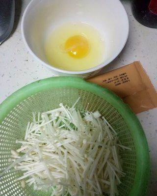 第1步(金针菇蛋汤的做法)