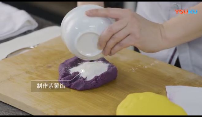 第3步(紫薯南瓜饼的做法)