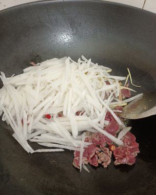 第3步(萝卜炒牛肉的做法)