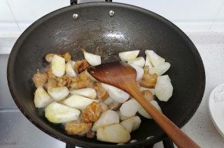 第5步(土豆烧肉的做法)