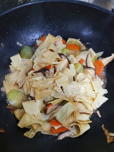 第8步(五彩素炒油豆皮的做法)