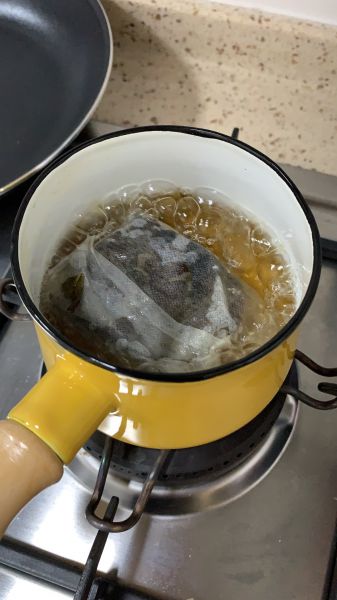 第4步(秘制蒜蓉小龙虾配乌龙蜜桃柠檬茶的做法)