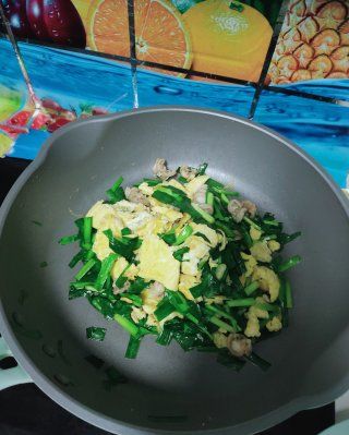 第8步(韭菜、扇贝炒鸡蛋的做法)