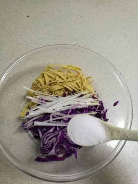 第2步(炝拌紫甘蓝豆腐丝的做法)