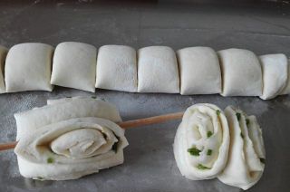 第3步(生煎香葱花卷的做法)