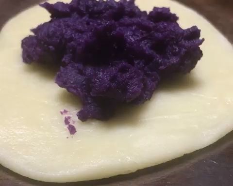 第14步(紫薯蛋黄酥的做法)