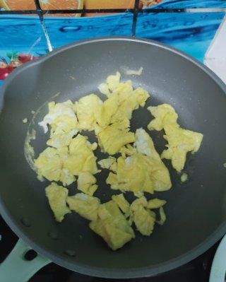 第4步(韭菜、扇贝炒鸡蛋的做法)