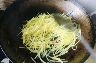 第4步(土豆丝炒酸菜的做法)