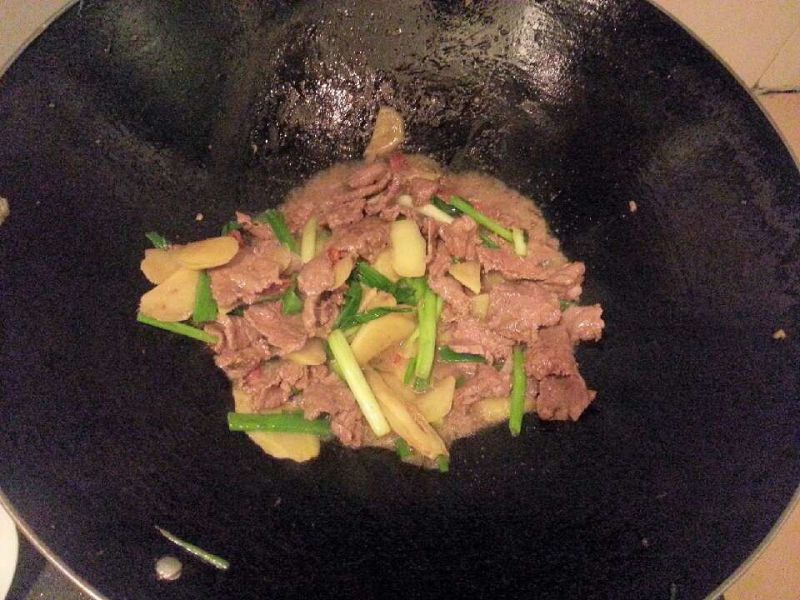 第5步(姜葱炒牛肉的做法)