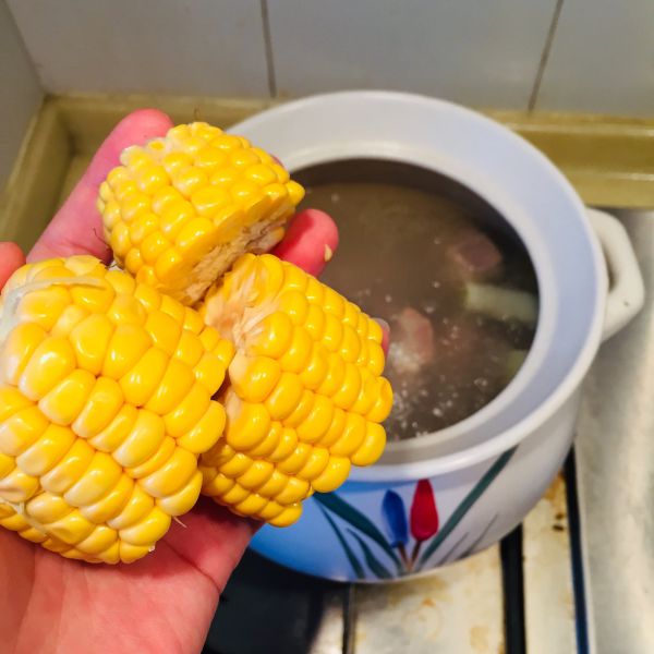 第5步(夏季养生：玉米排骨汤的做法)