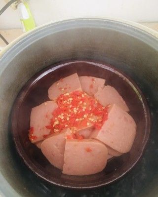 第6步(电饭锅美食-剁椒蒸午餐肉的做法)