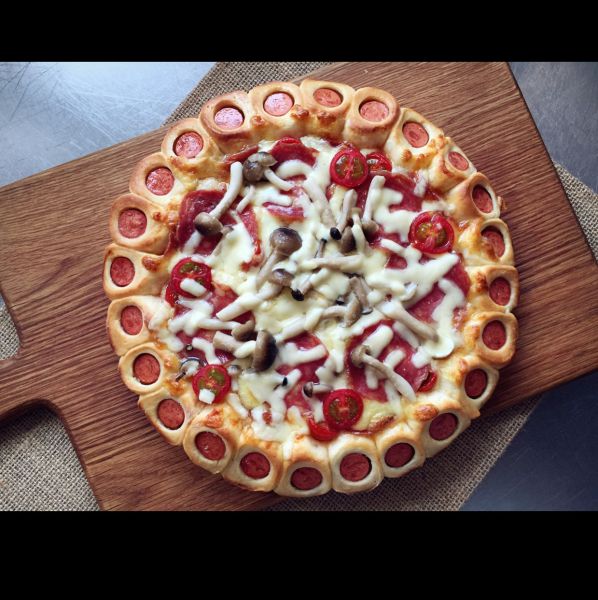 萨米肠蘑菇花边披萨成品图