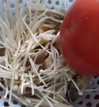 第1步(西红柿菌菇蛋汤的做法)