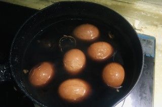 第10步(核桃壳煮鸡蛋的做法)