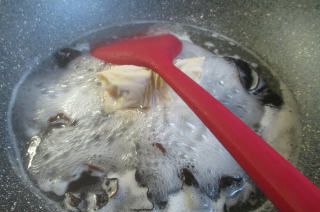 第2步(黑木耳肉面结煮米粉的做法)