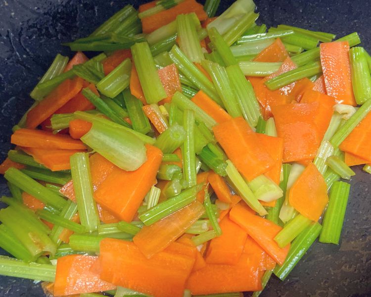 第2步(73第5道快手低脂菜清脆爽口的芹菜炒胡萝卜78的做法)