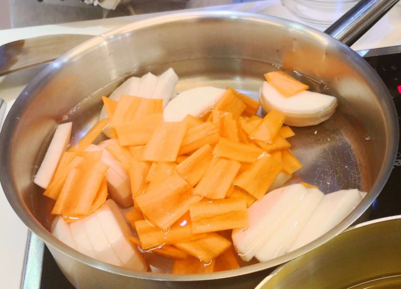 第3步(胡萝卜芜菁味噌汤的做法)